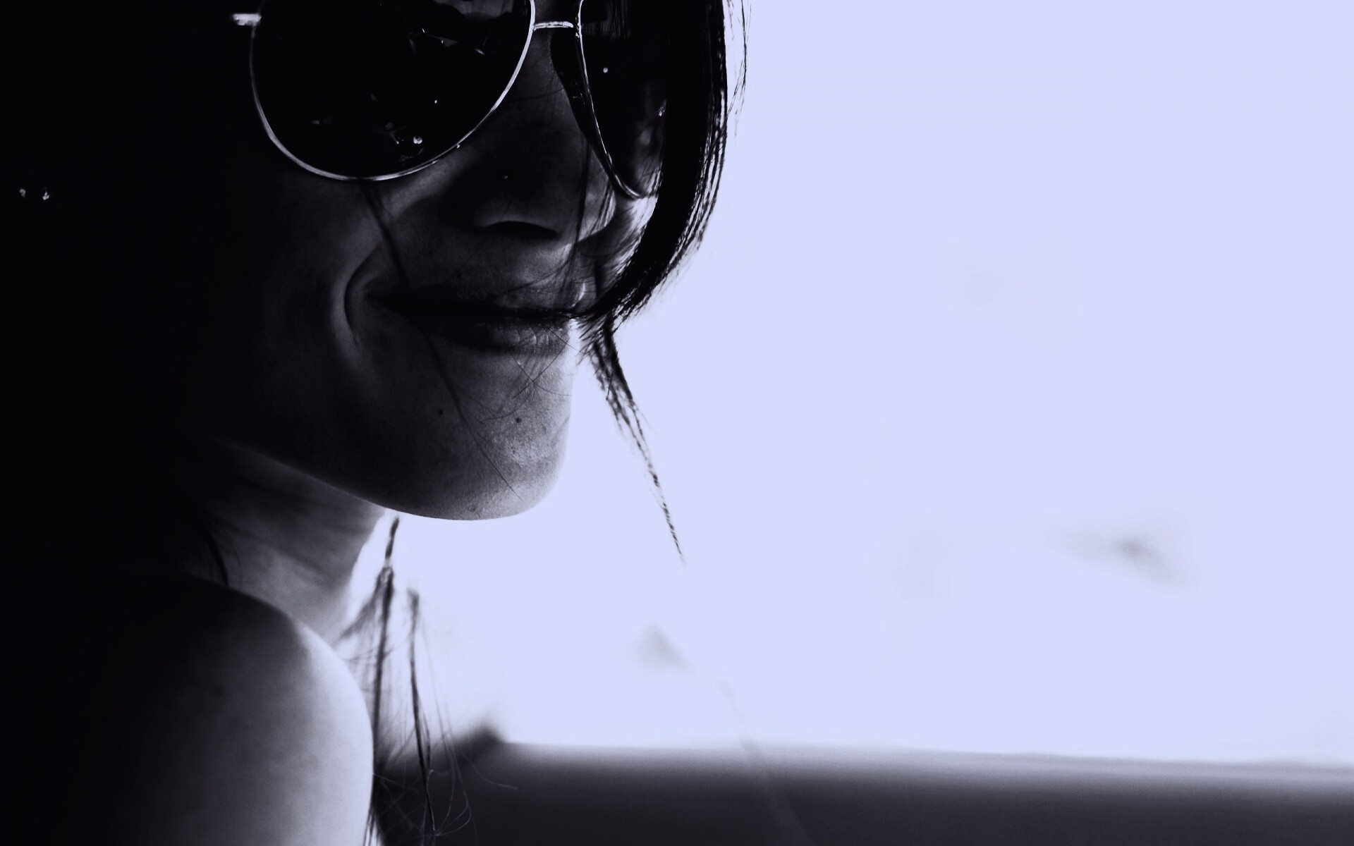 Девушка в очках обои