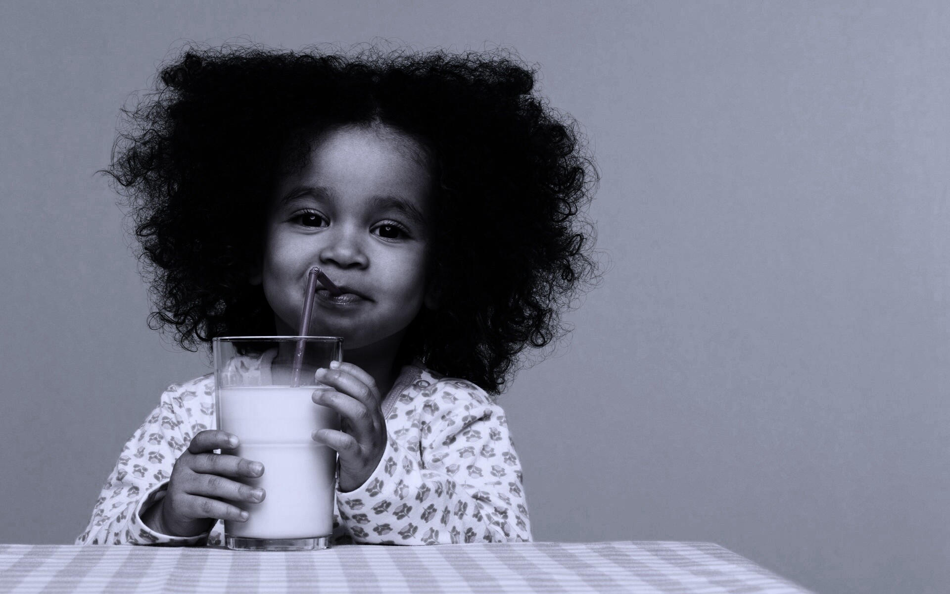 Девочка пьет молоко обои
