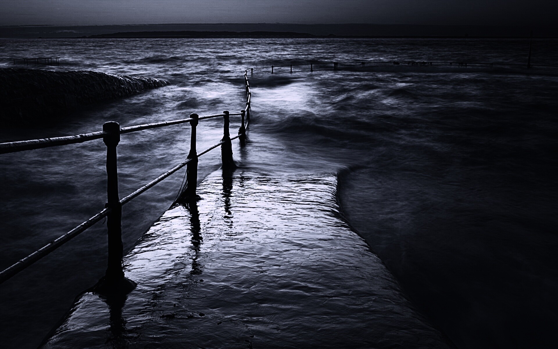 Пирс уходящий в море обои