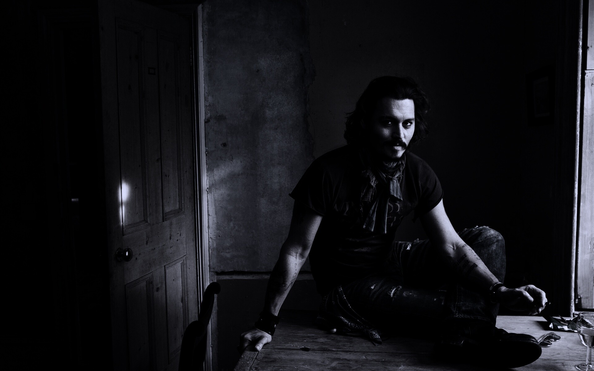 Джонни Депп на столе обои