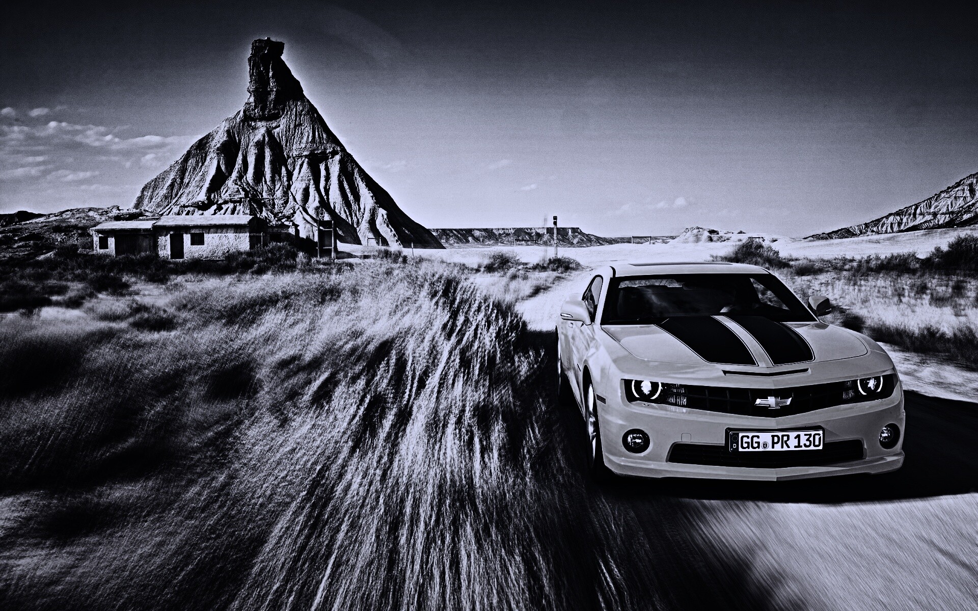 Камаро на пустынной дороге обои