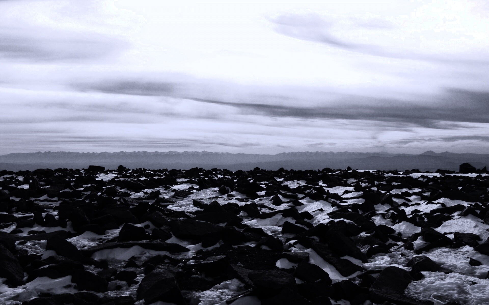 Заснеженная каменистая равнина обои