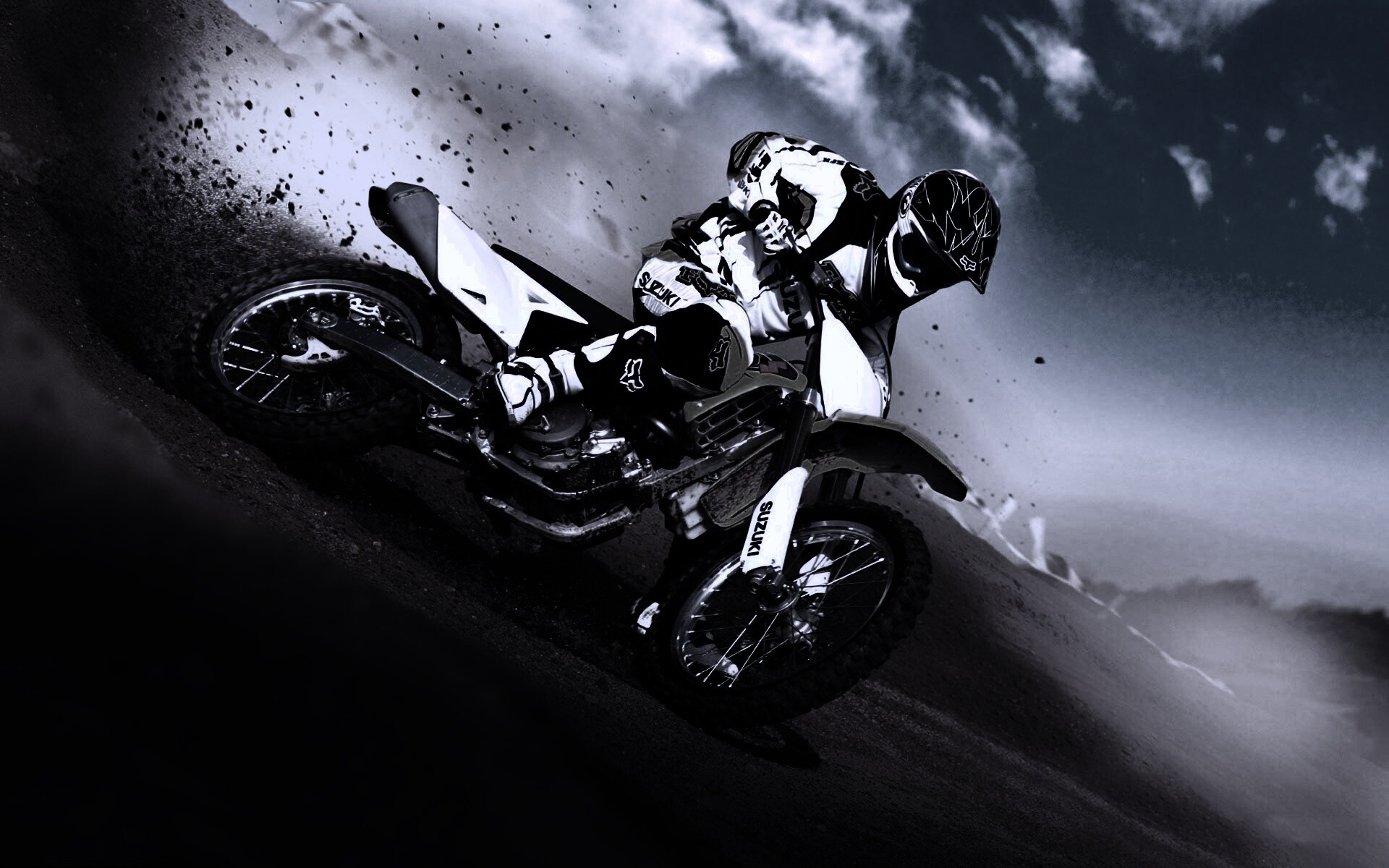 Мотоциклист на кроссовом байке обои
