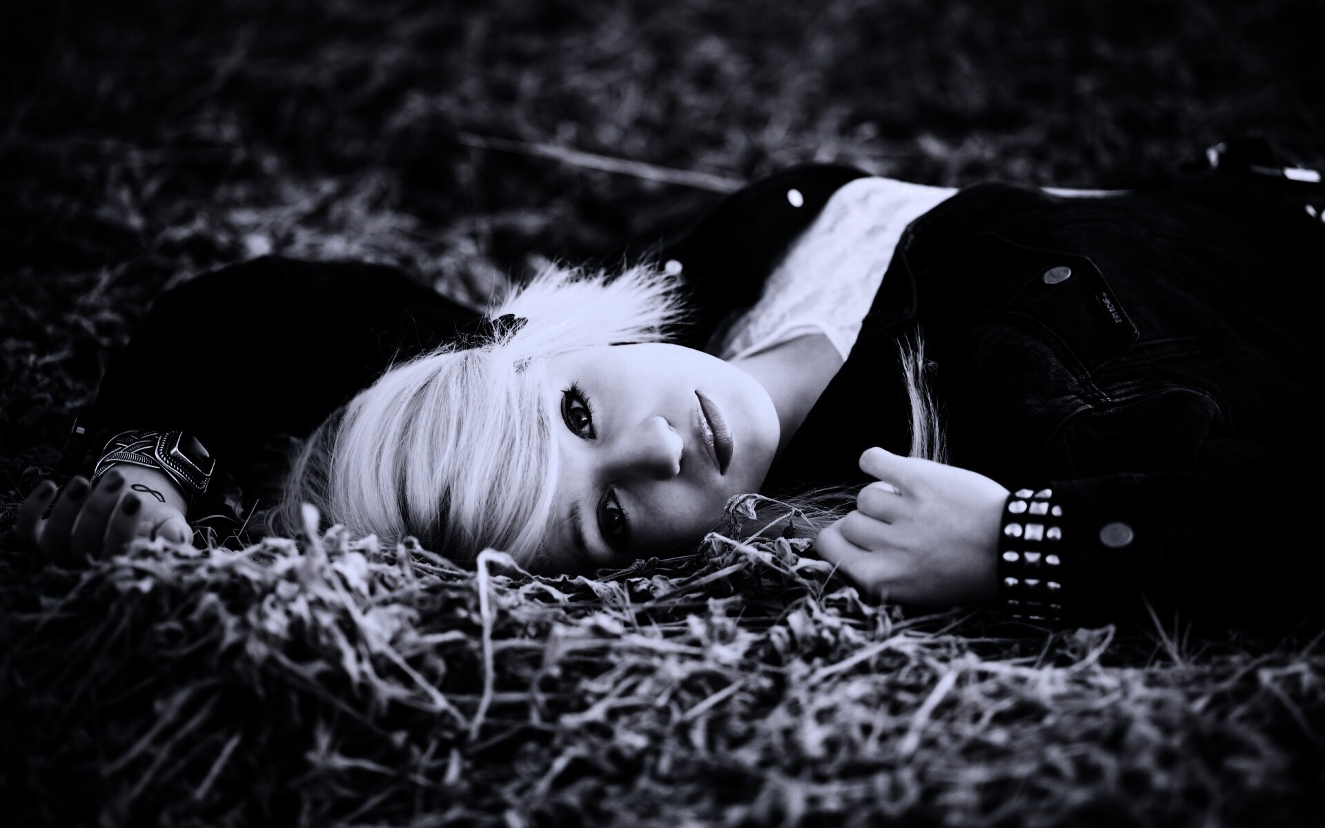 Блондинка лежащая на траве обои