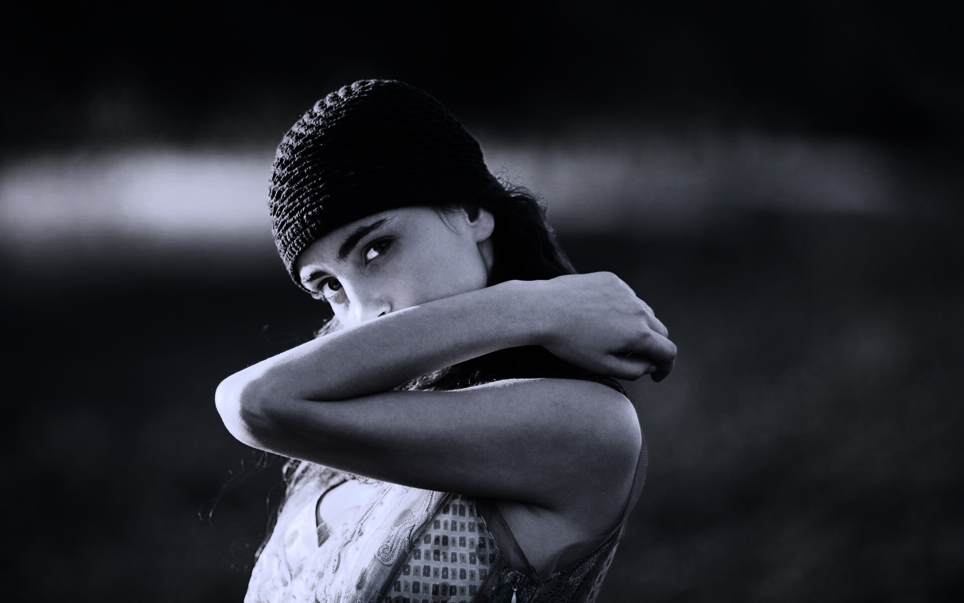 Спрятавшись за сгибом руки обои