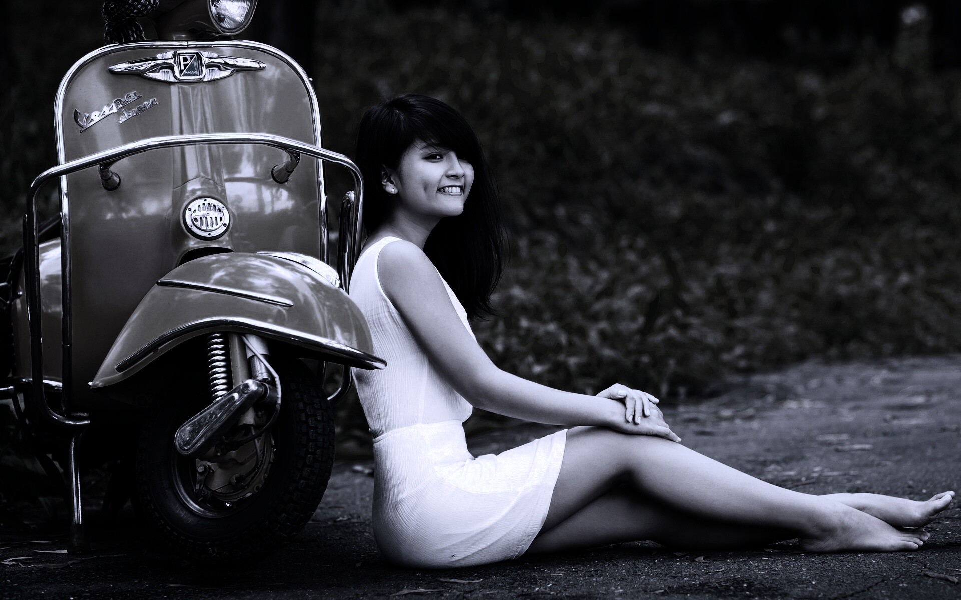 Девушка и мопед обои