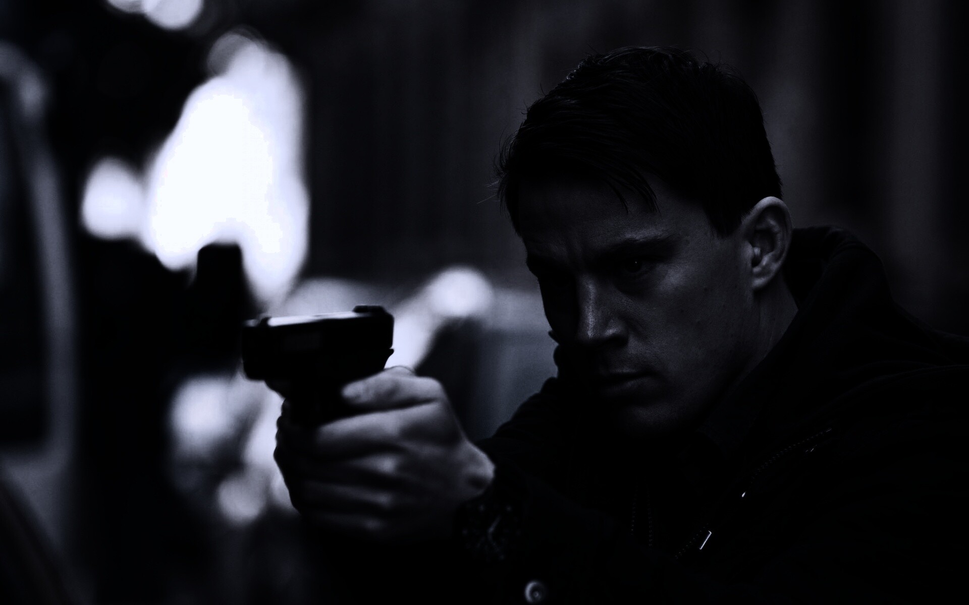 Ченнинг Татум с пистолетом обои