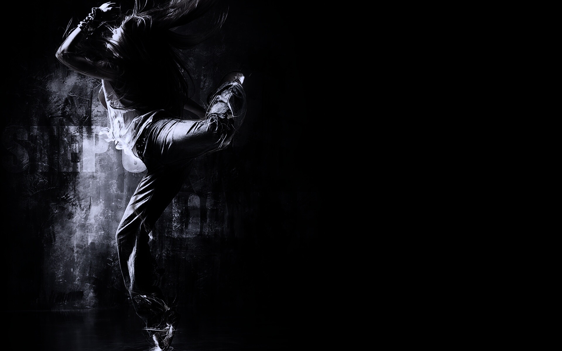 Девушка в диком танце обои