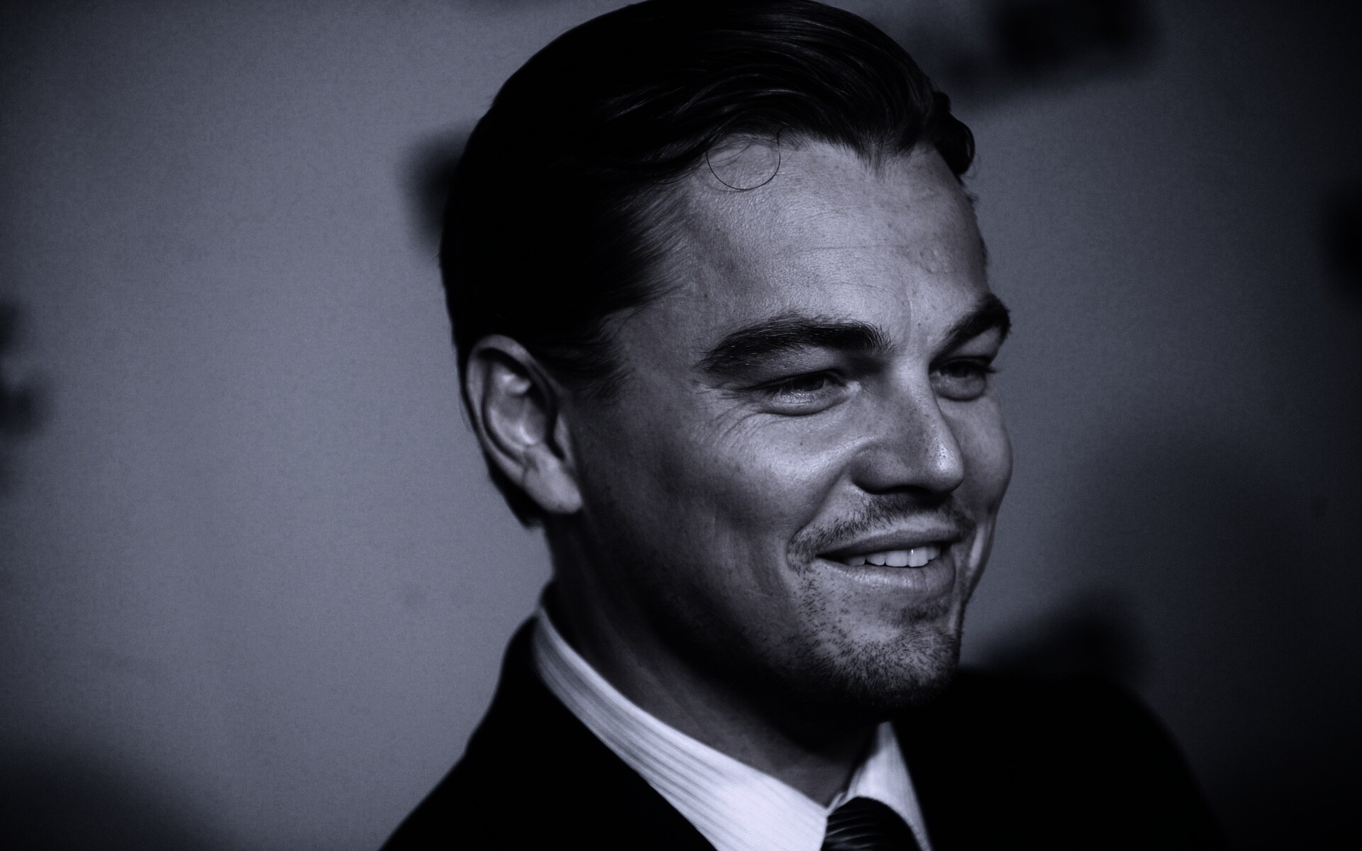 Леонардо Дикаприо в костюме обои