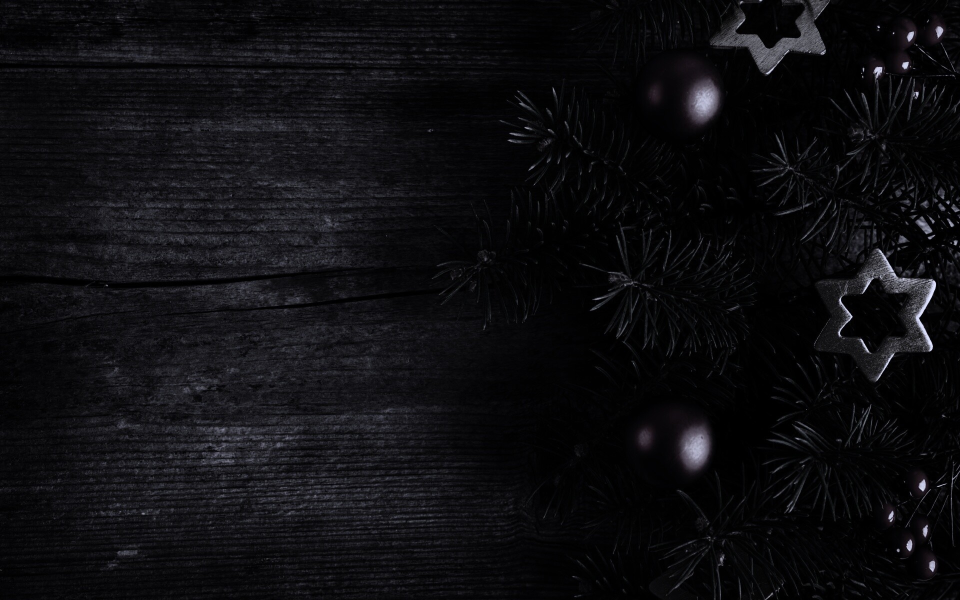 Новогодние игрушки на еловой ветке обои