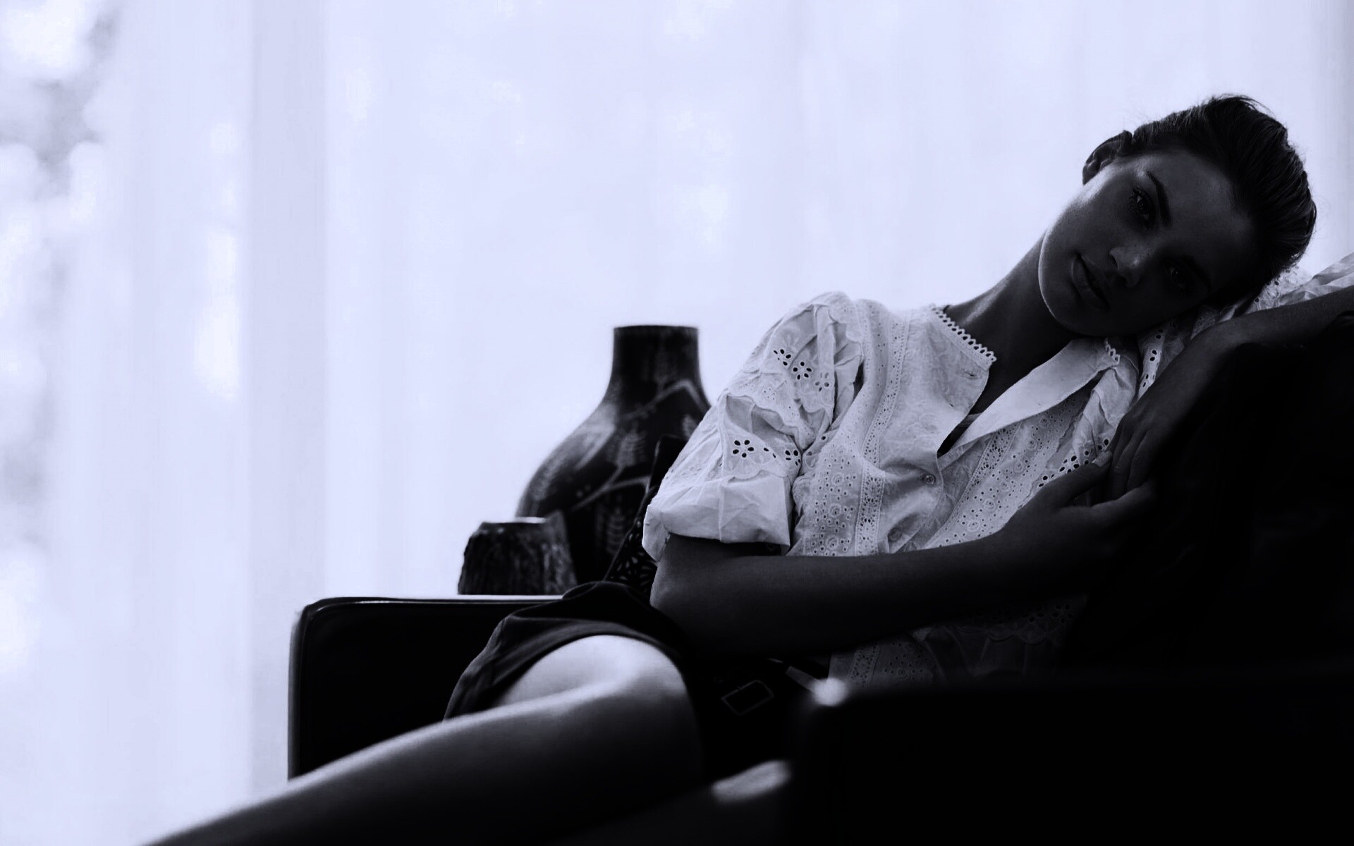 Девушка на диване обои