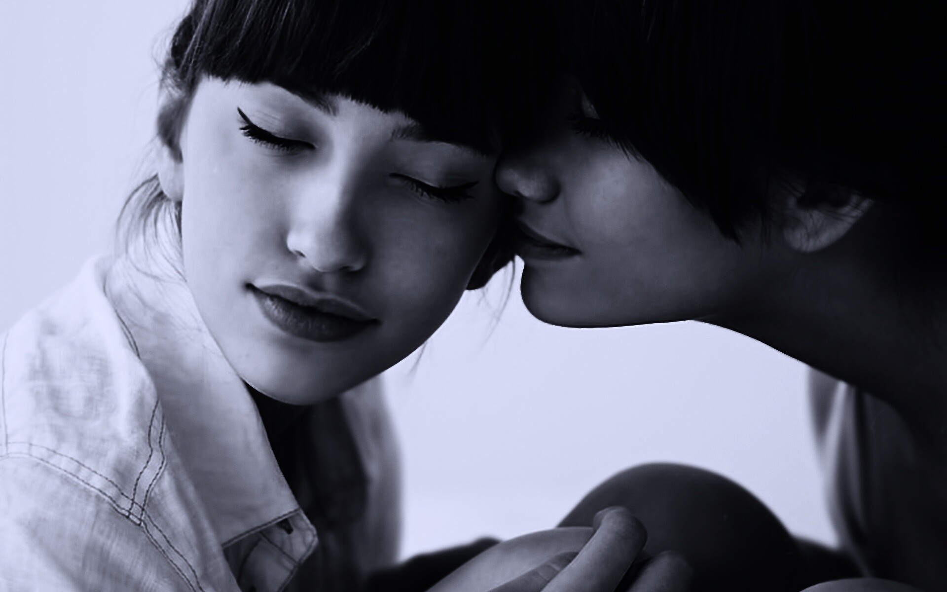 Две очень красивые девушки обои