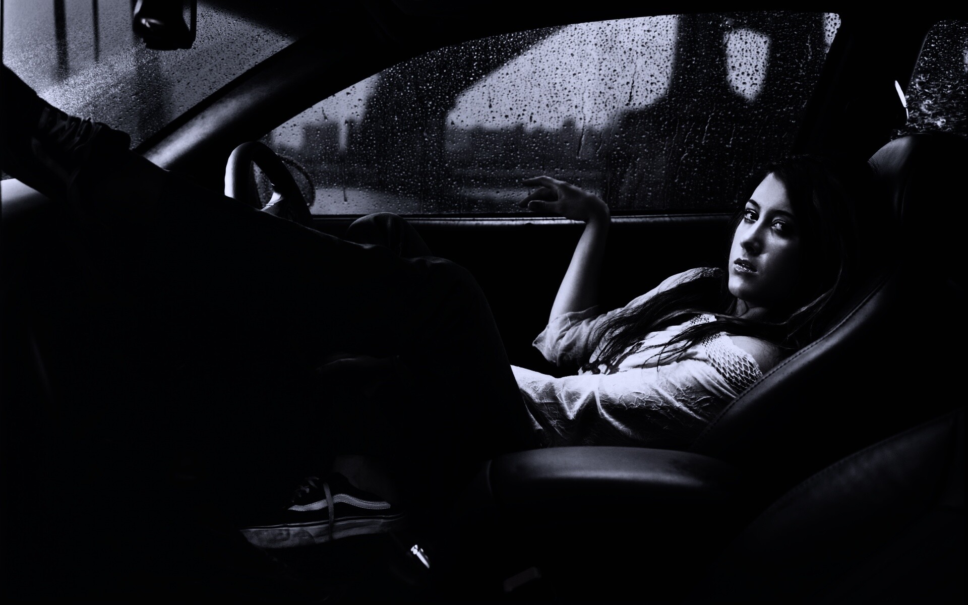 Девушка в автомобиле обои