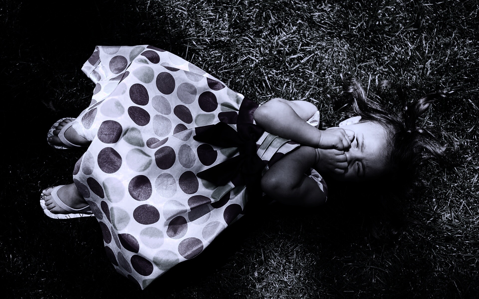 Девочка на траве обои