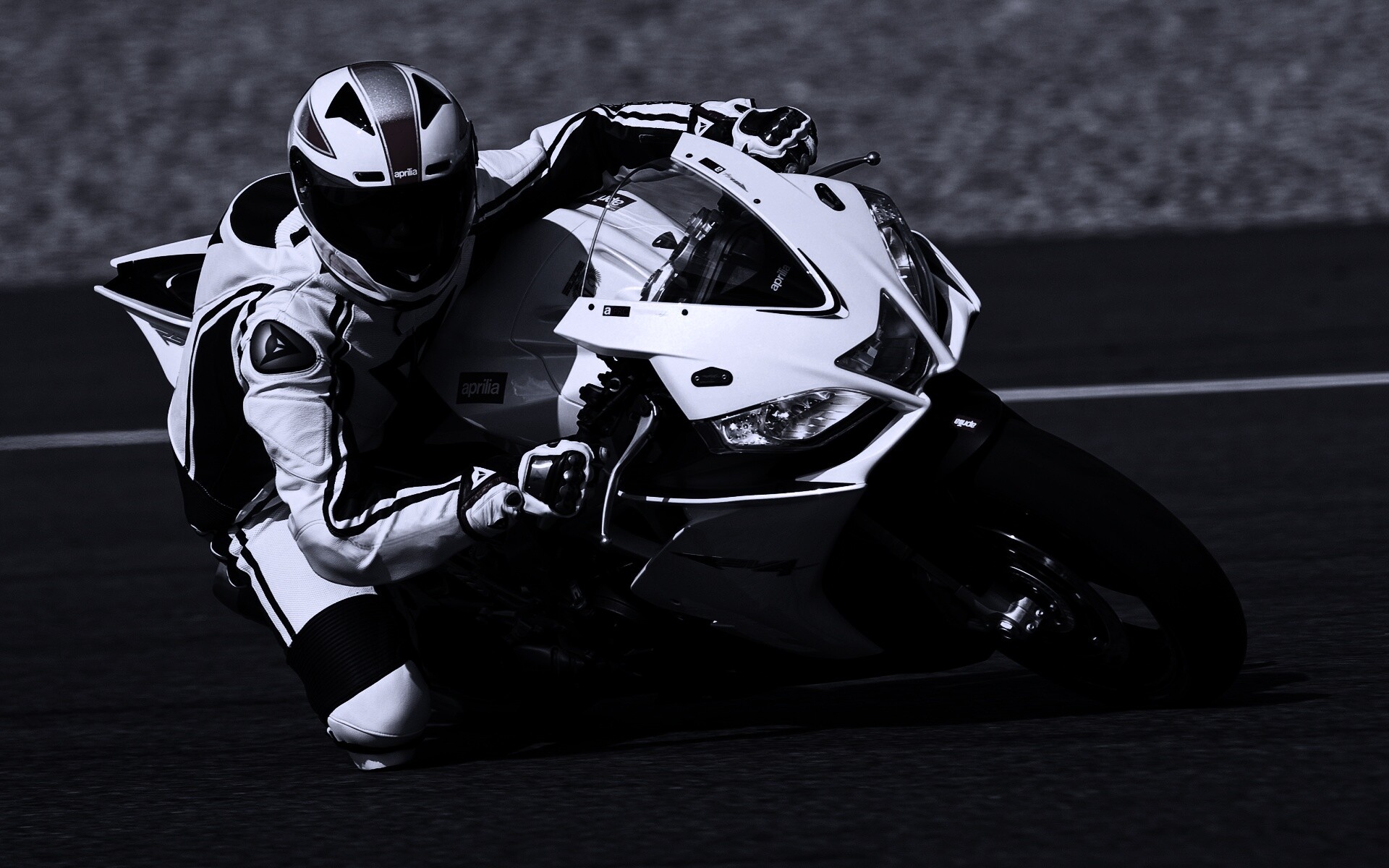 Байкер в белой экиперовкена Априлия РСВ4 обои