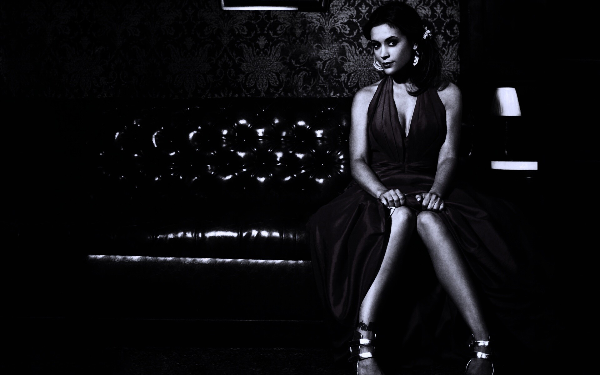 Алиса Милано в роскошном интерьере обои