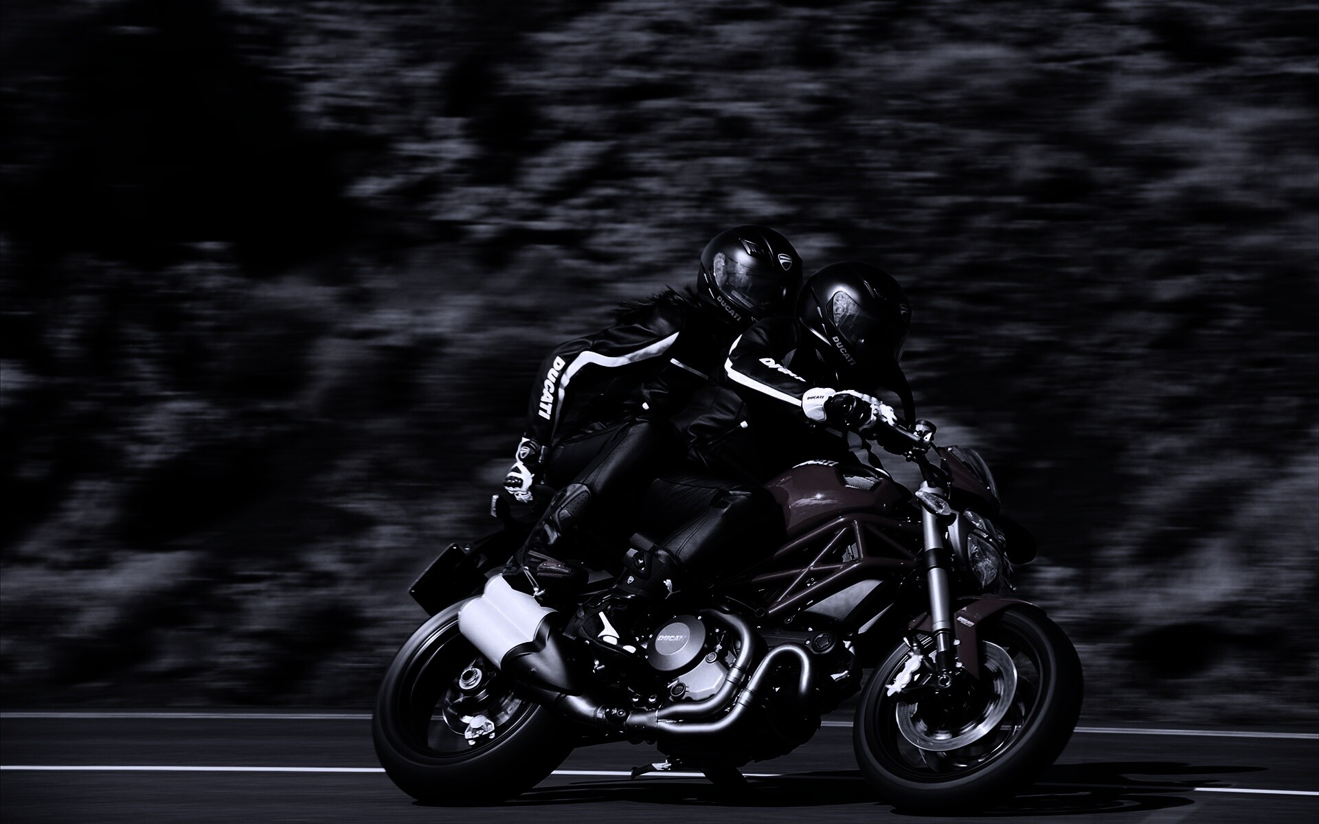 Байкер с девушкой на мотоцикле обои