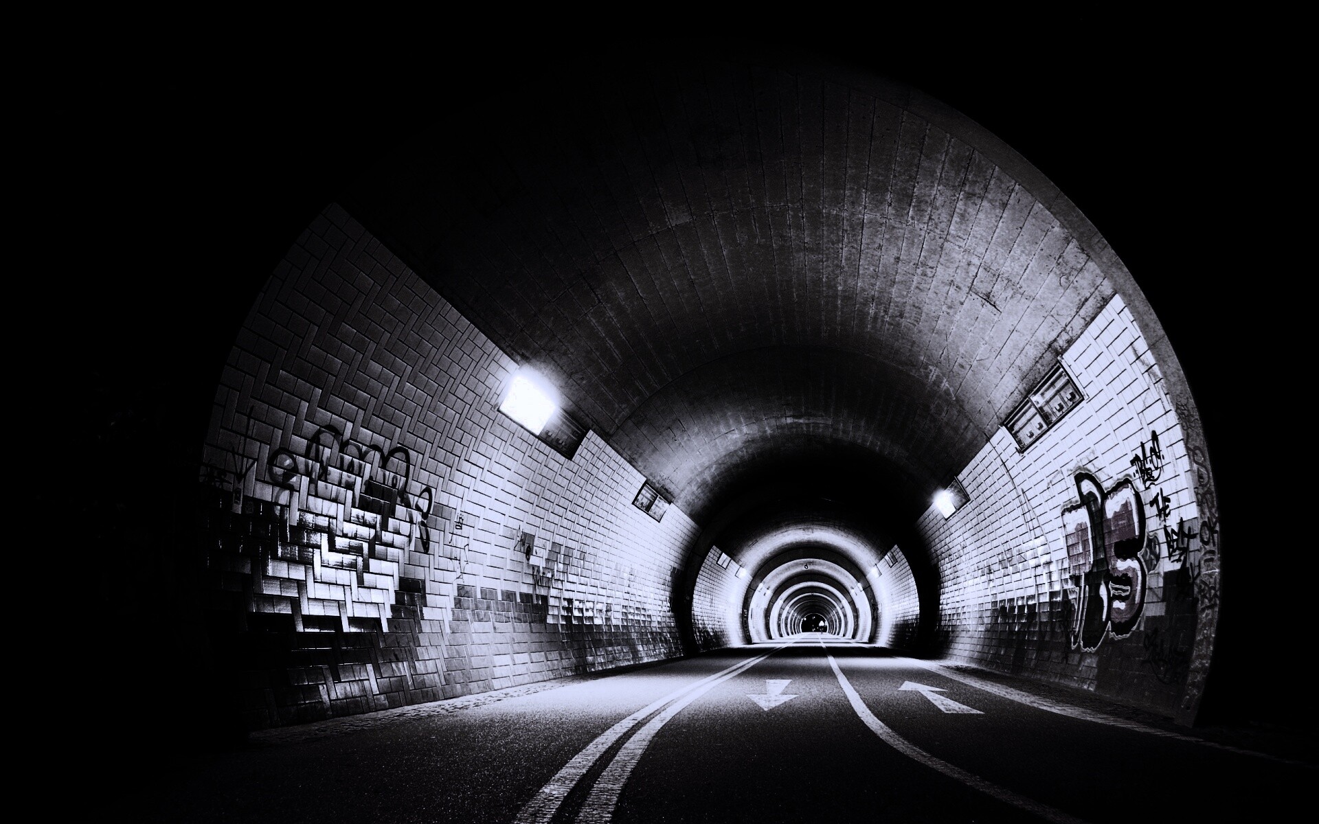 Тоннель и граффити на стенах обои