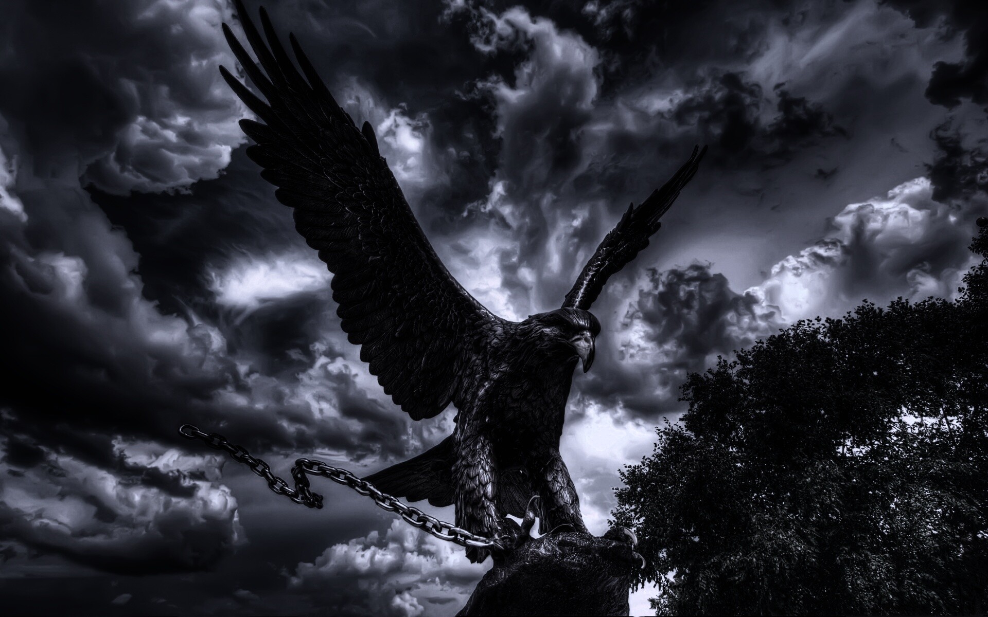 Скульптура орла с цепью в когтях обои