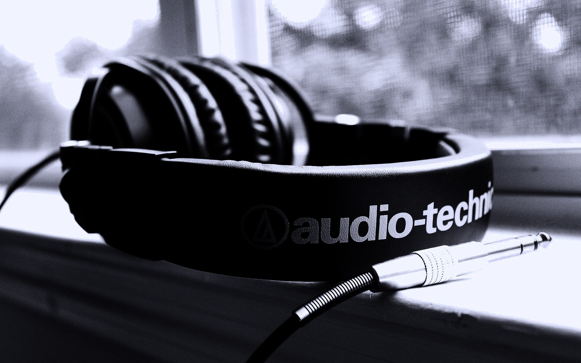 Наушники на подоконнике обои