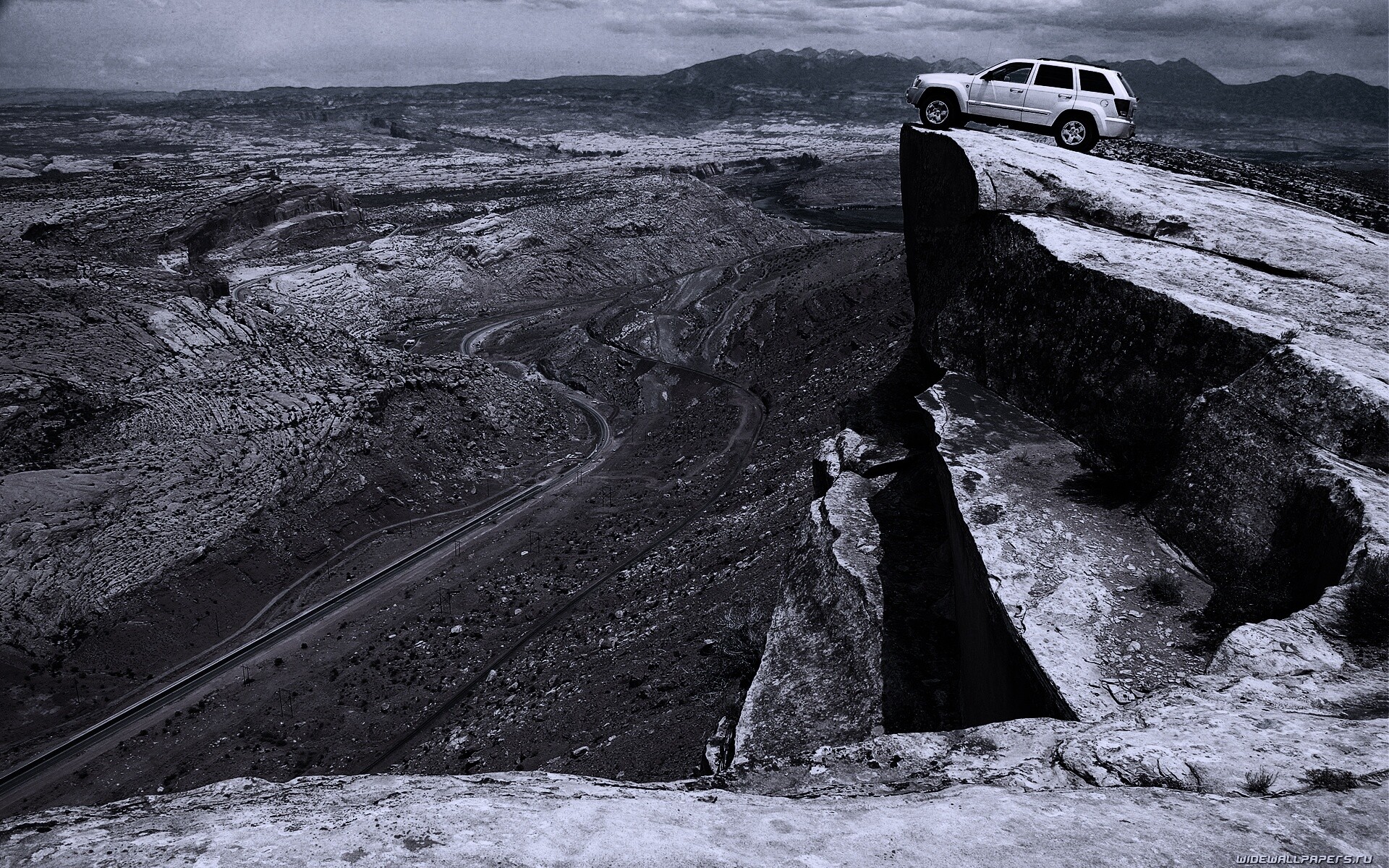 Внедорожник в горах обои
