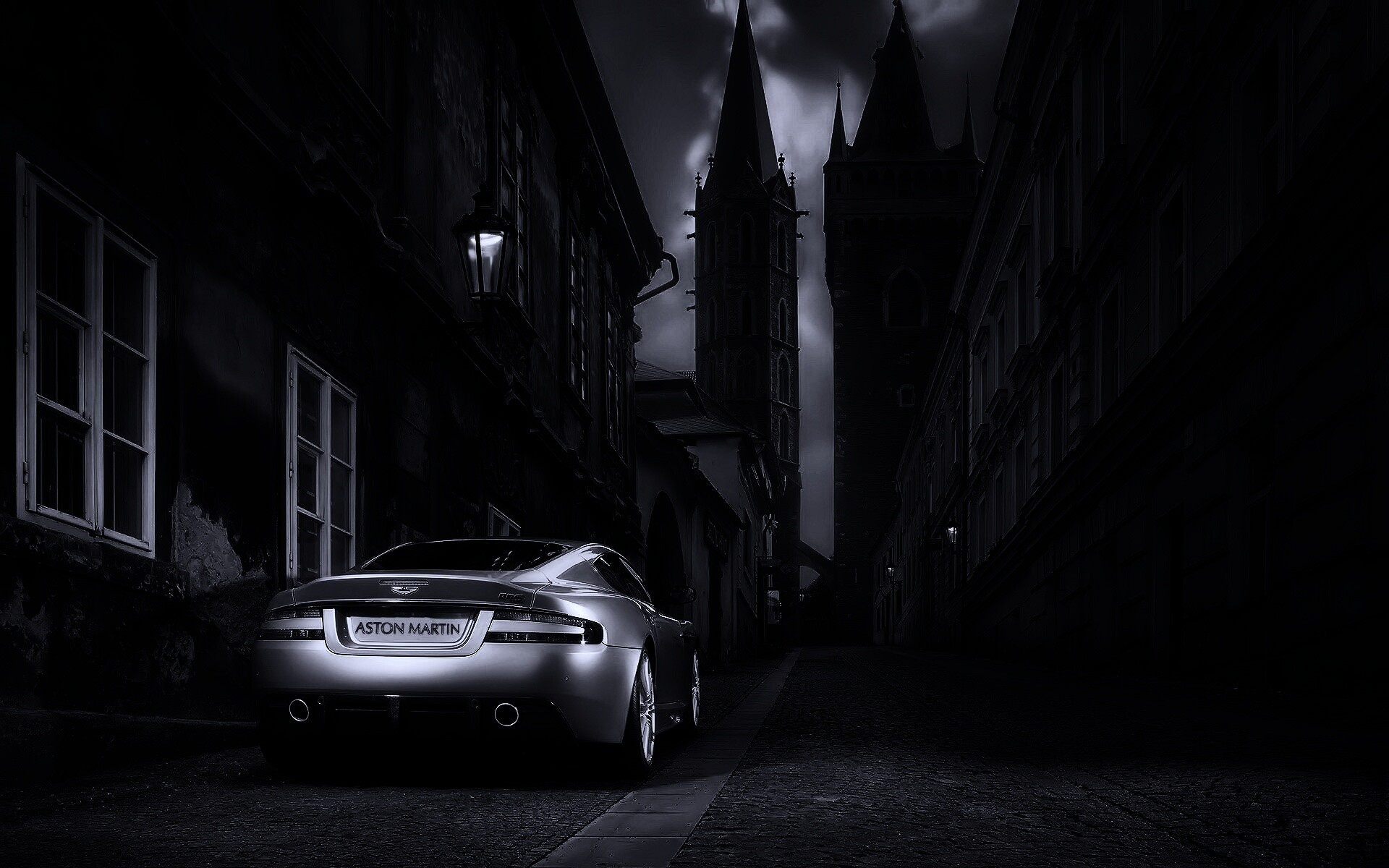 Aston Martin в старинном городе обои