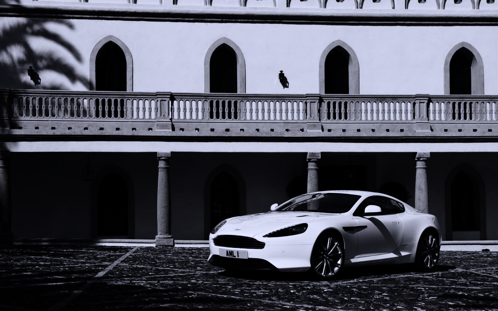 Астон Мартин в дворике дома обои