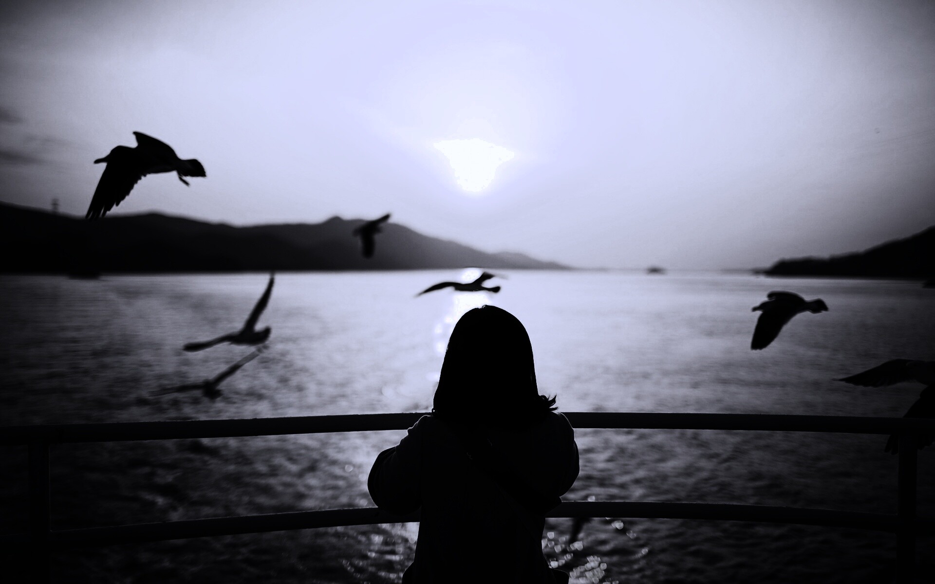 Девочка глядит на озеро обои