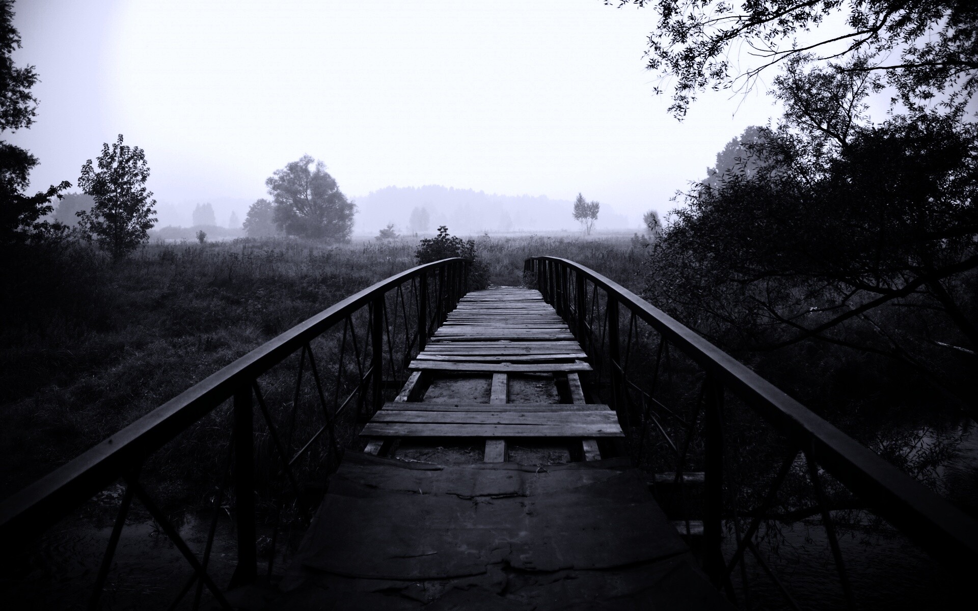 Старый мост на черно-белом фото обои