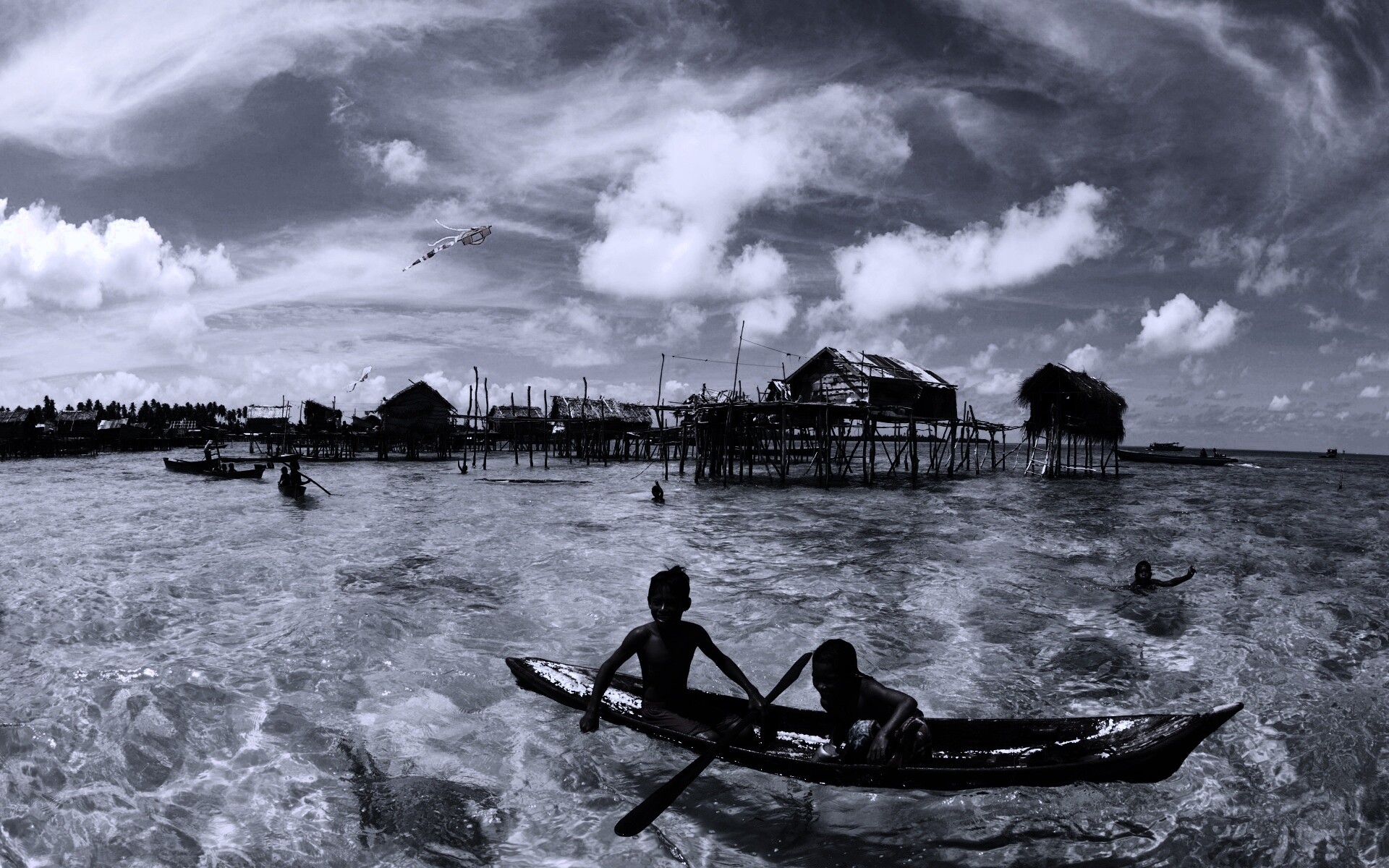 Дети в лодке у поселения туземцев обои