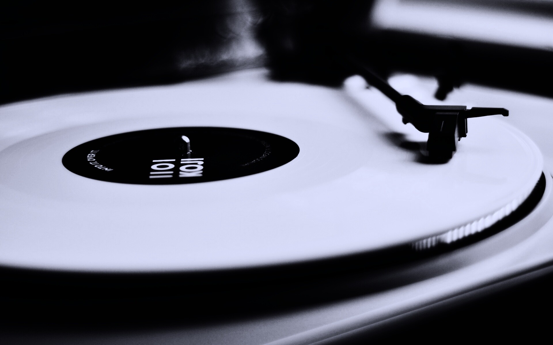 Пластинка на пульте диджея обои