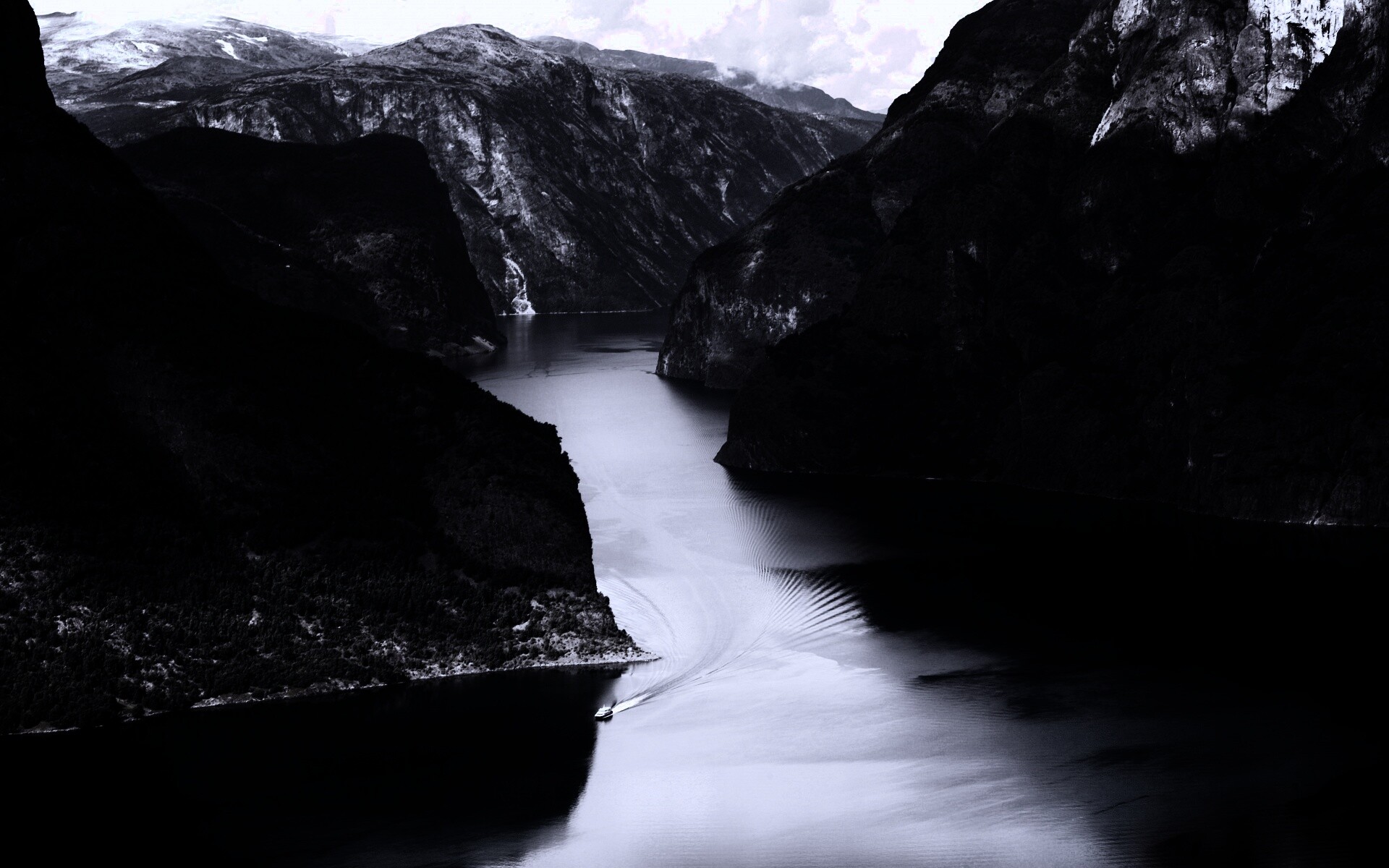 Лодка на реке среди высоких гор обои