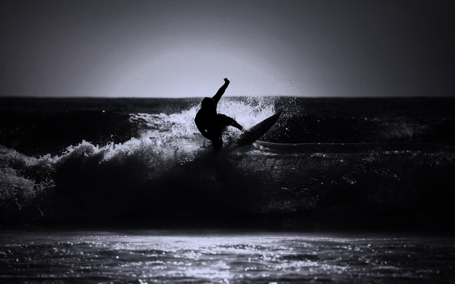 Сёрфер поймал волну обои