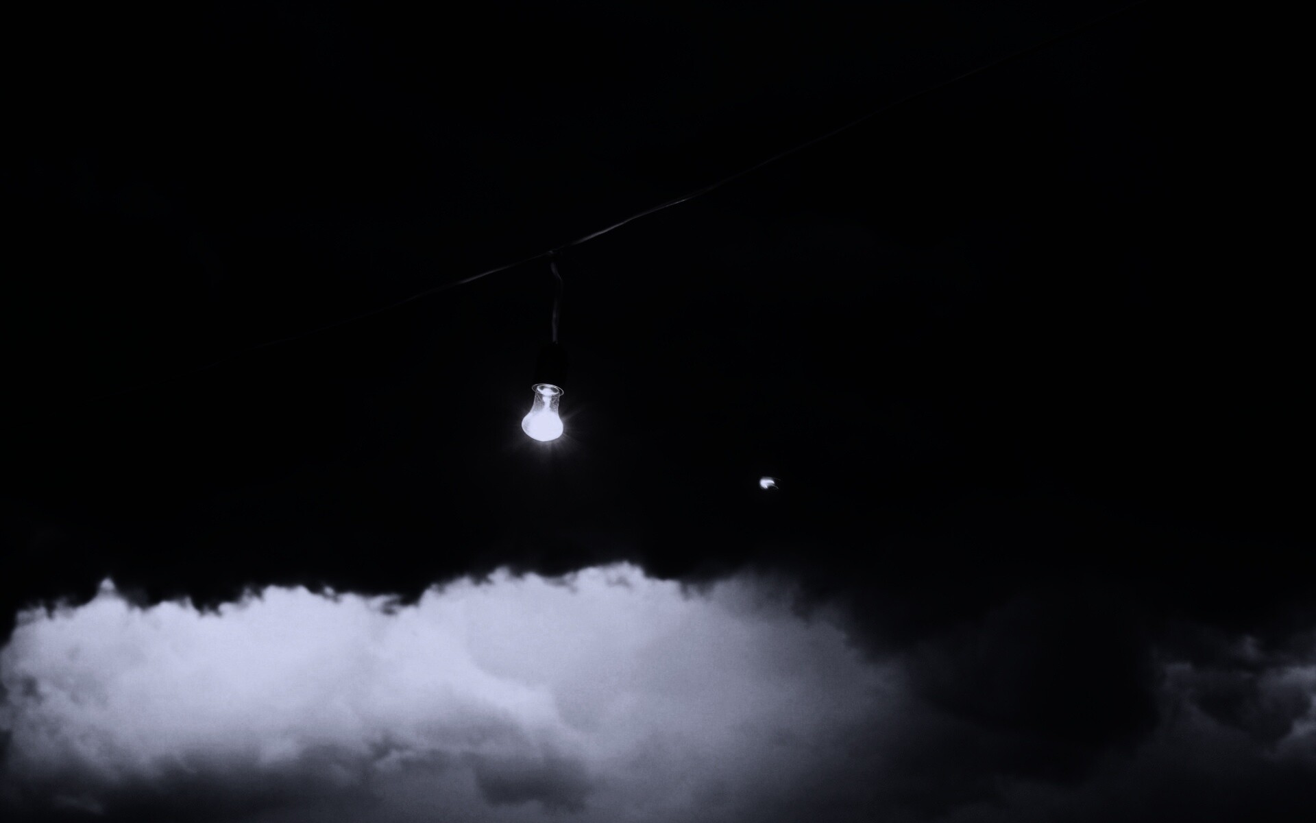 Лампочка на фоне туч обои