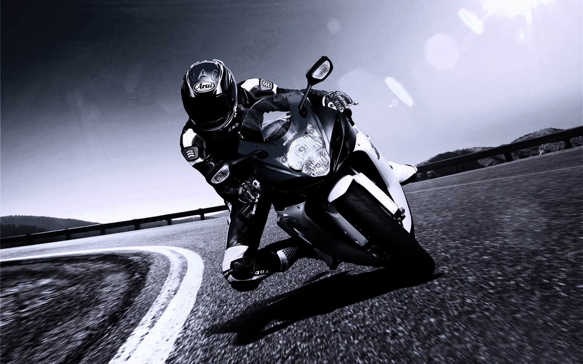 Мотоциклист на повороте обои