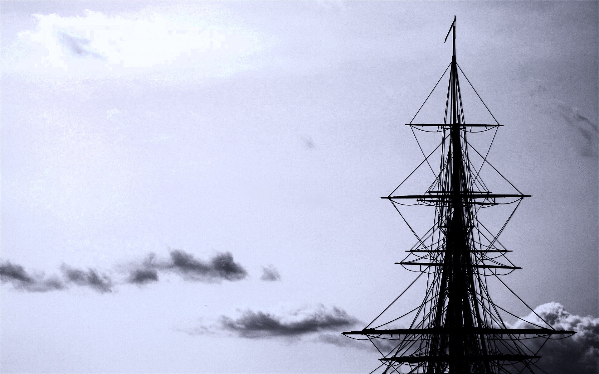 Мачта корабля на фоне неба обои