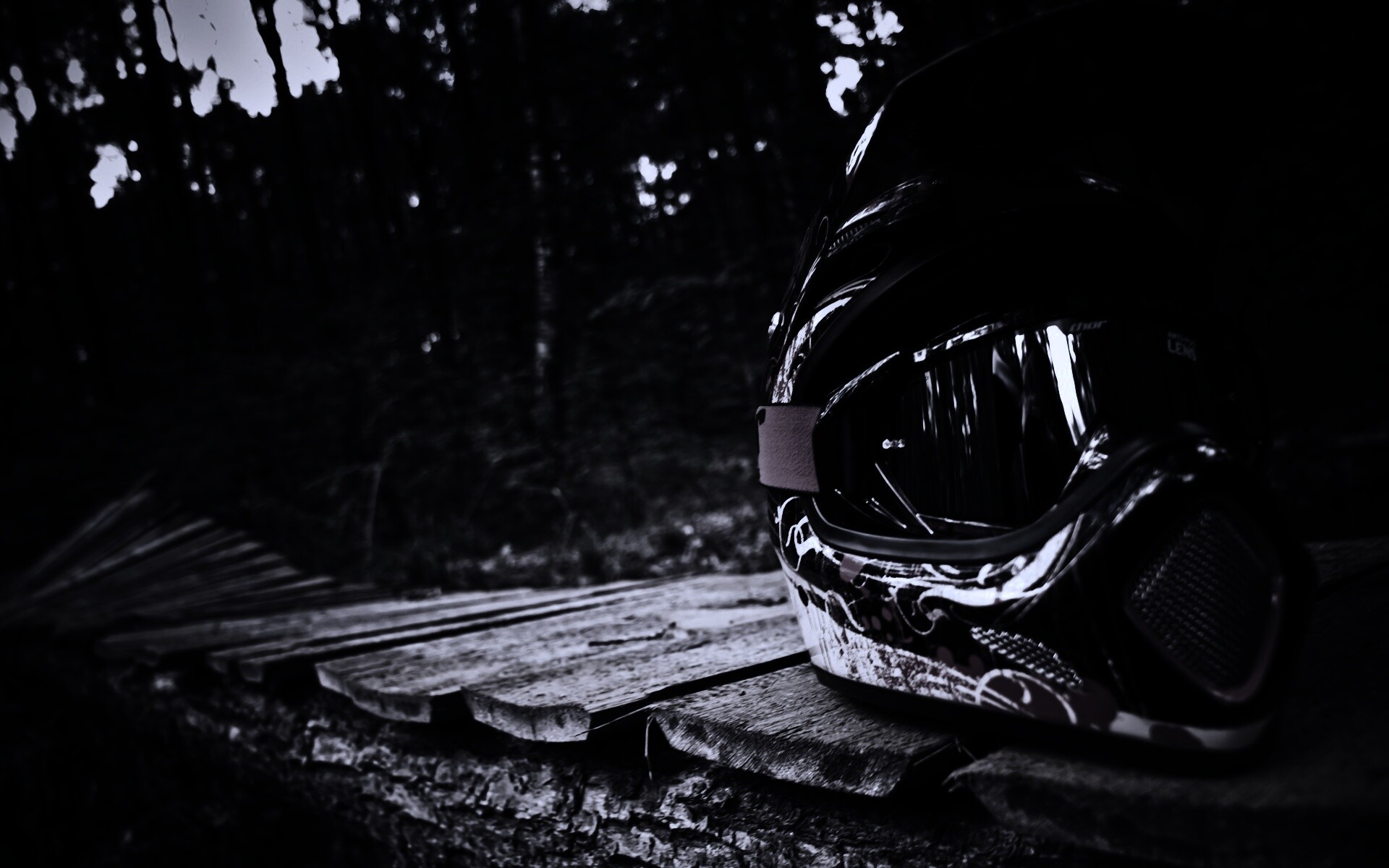 Шлем на лесной велотрассе обои