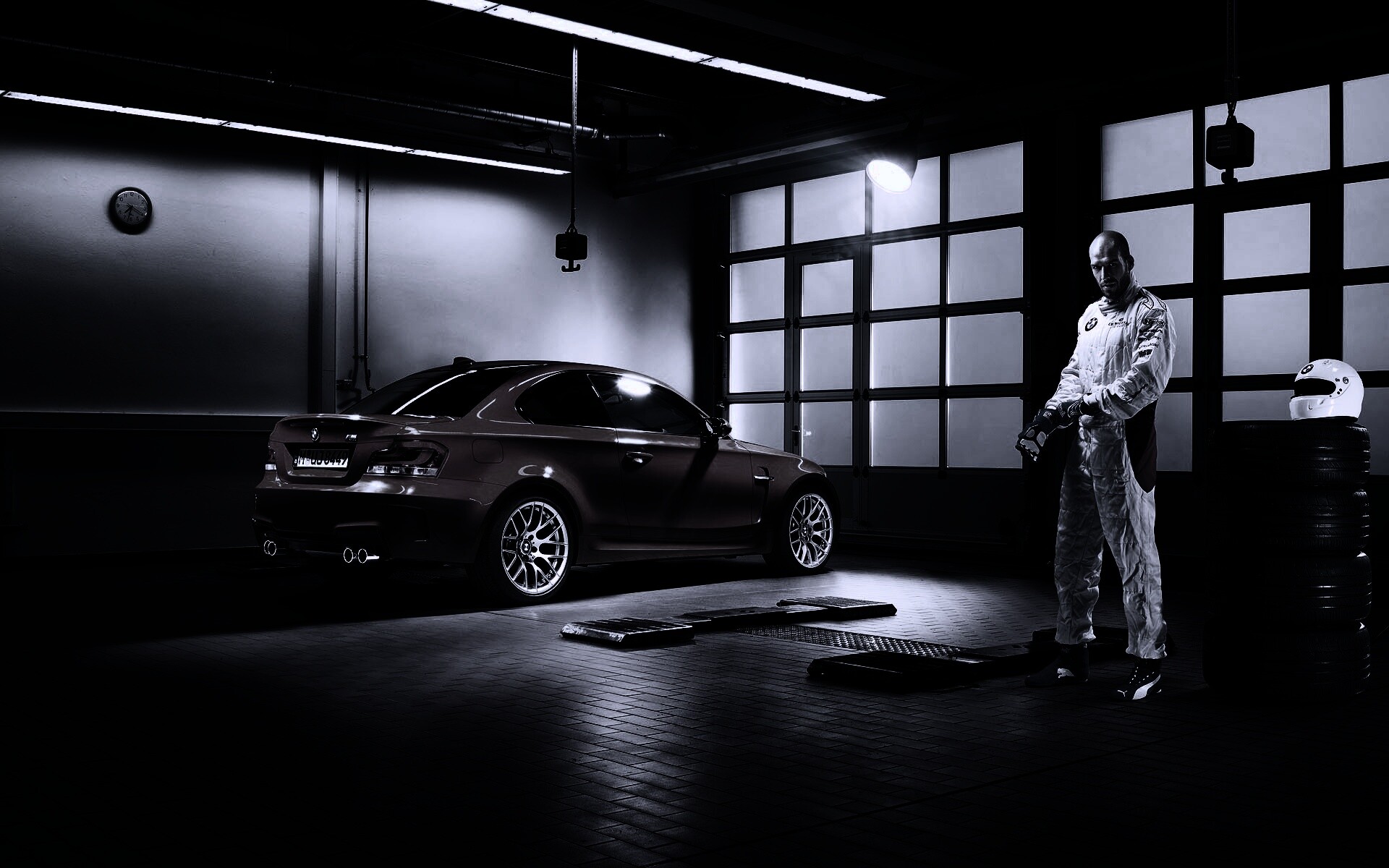 Гонщик и BMW M1 в гараже обои