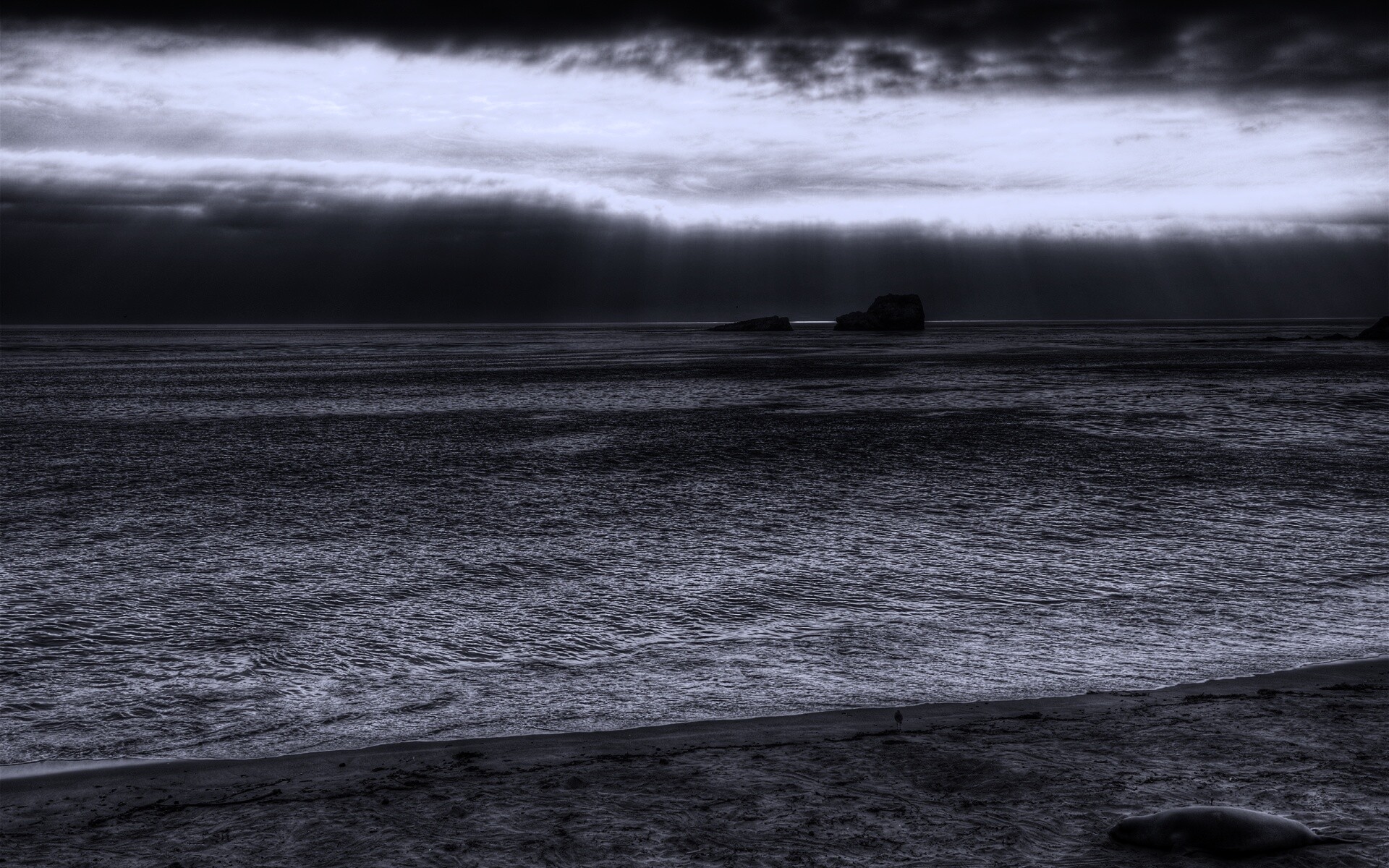 Пляж на фоне светящегосы неба обои