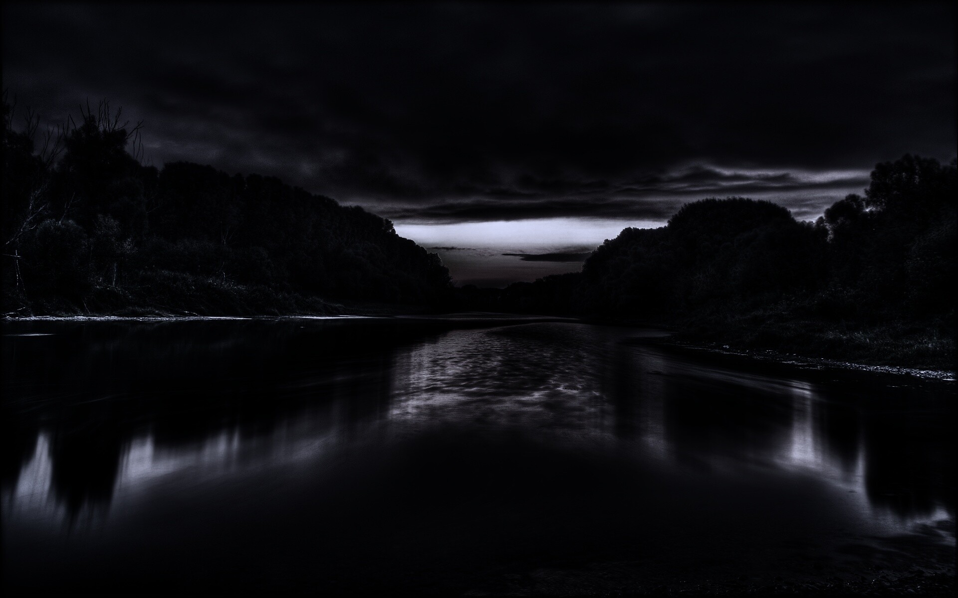 Багровый закат и водная гладь обои