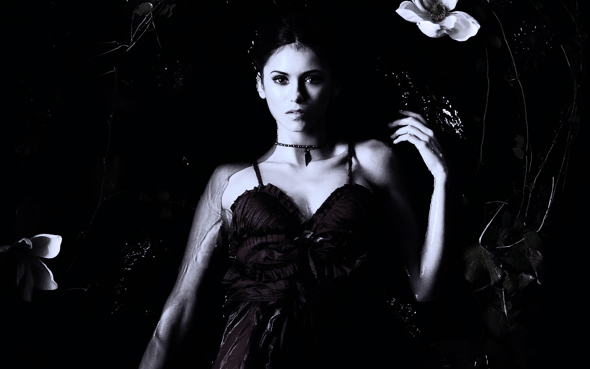 Женщина в красном платье обои