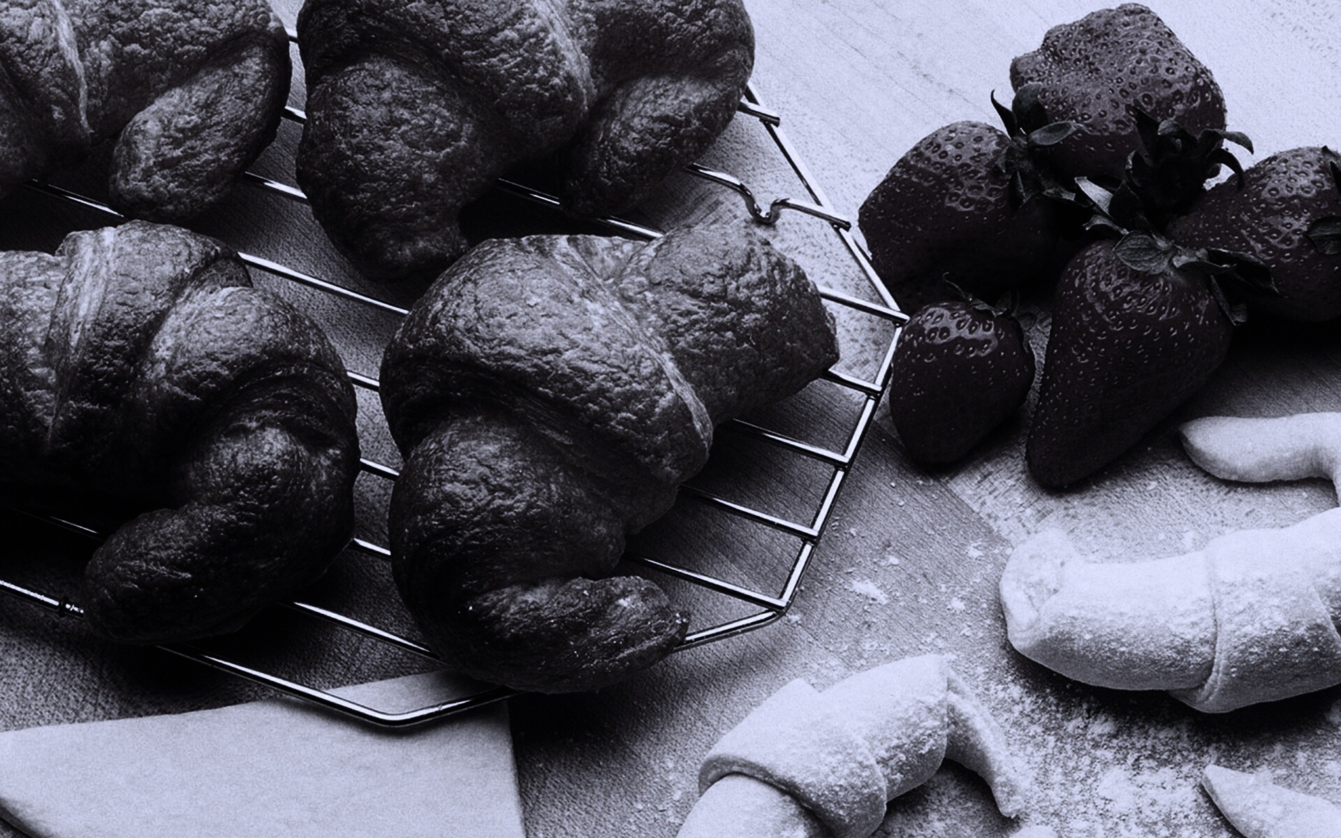 Круассаны с клубникой обои