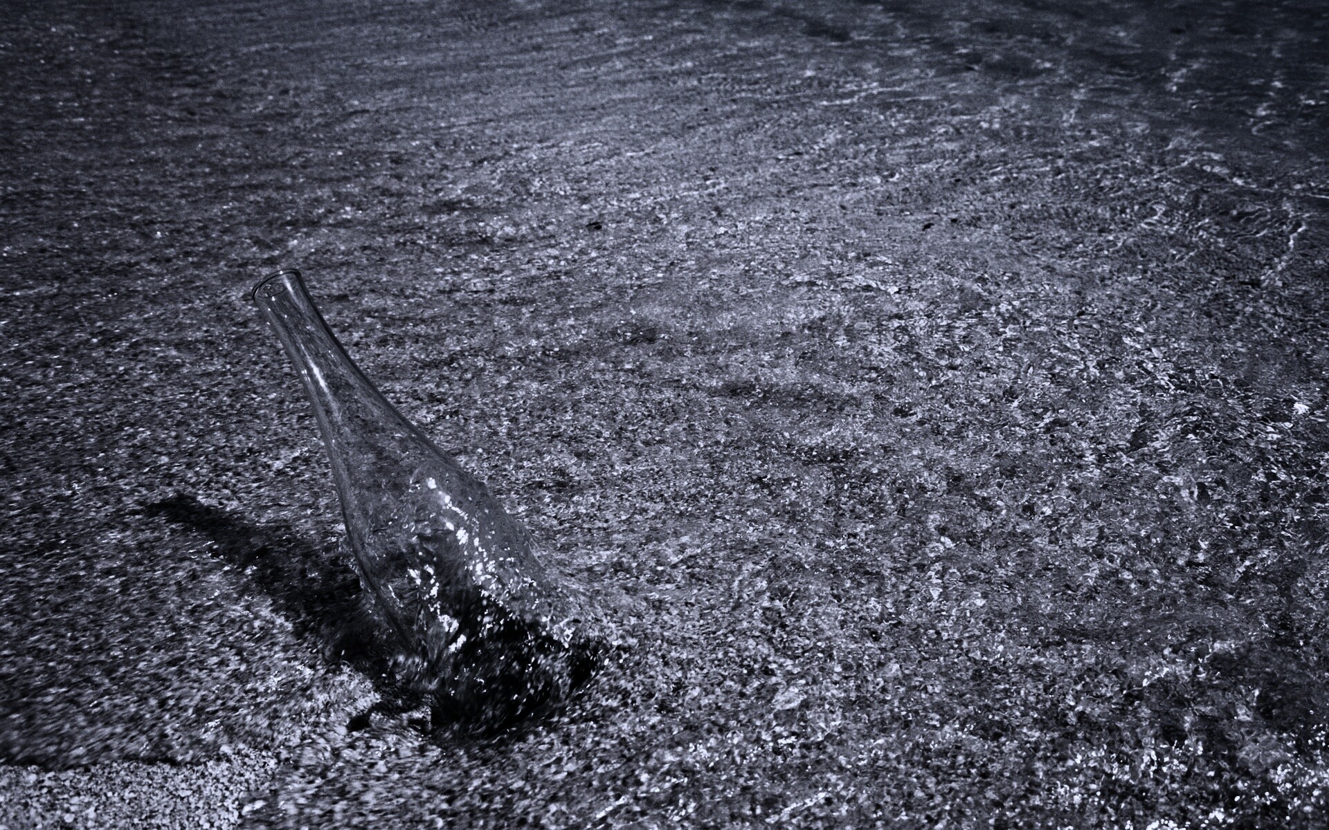 Бутылка в песке у воды обои