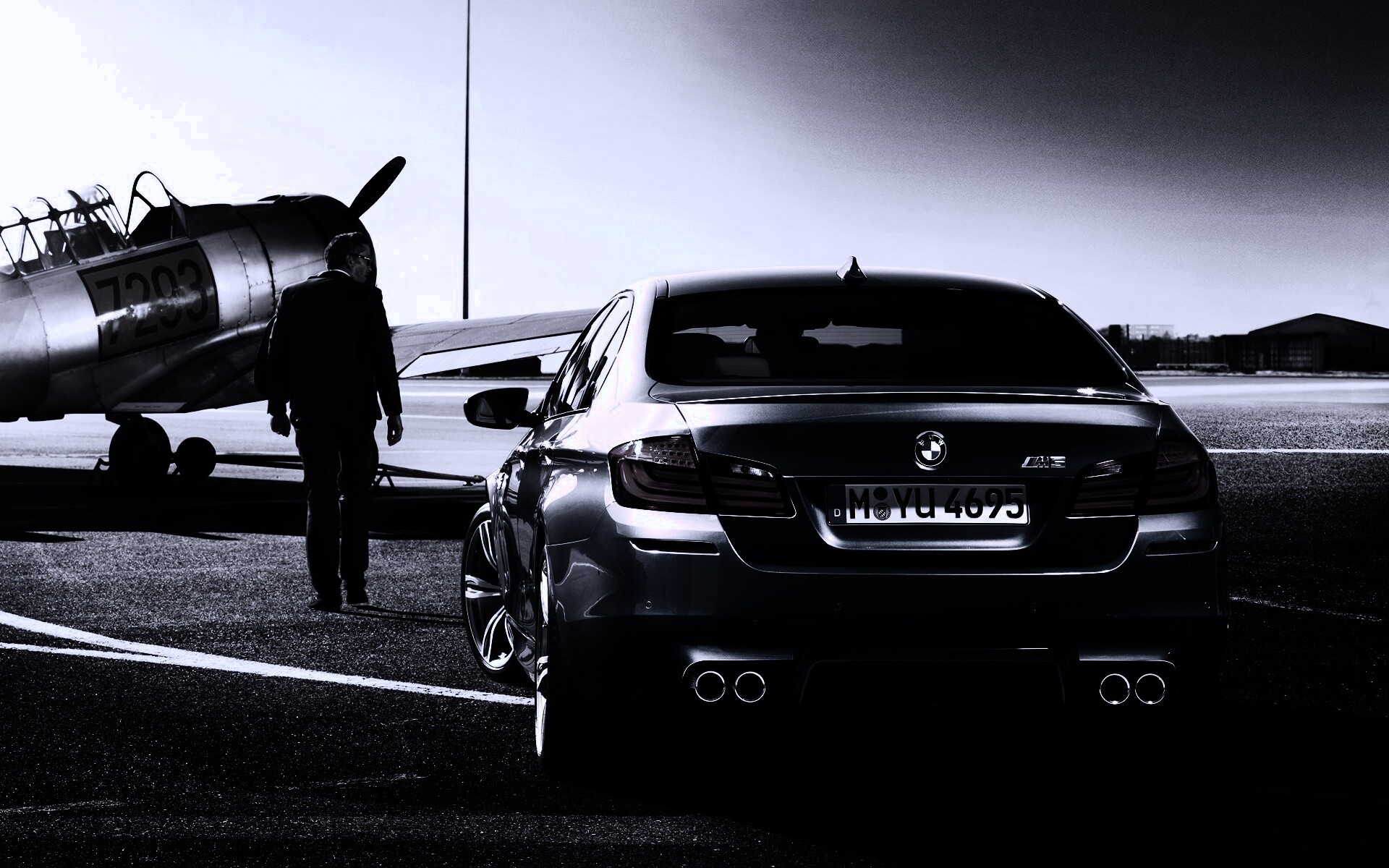 BMW F10 M5 на аэродроме обои