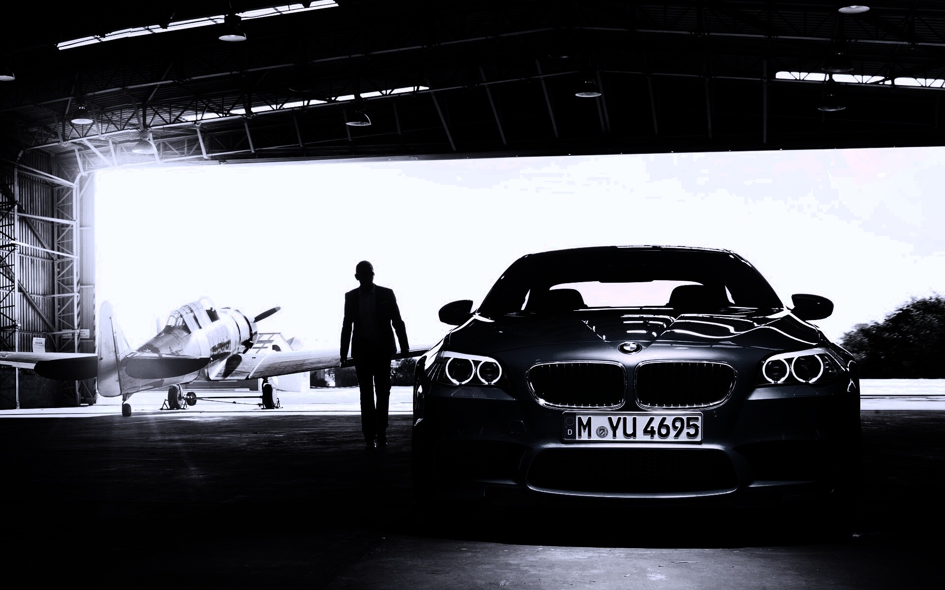 BMW F10 в ангаре обои