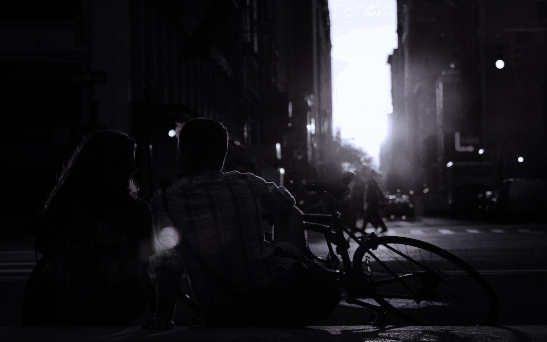 Девушка и парень с велосипедом на закате обои