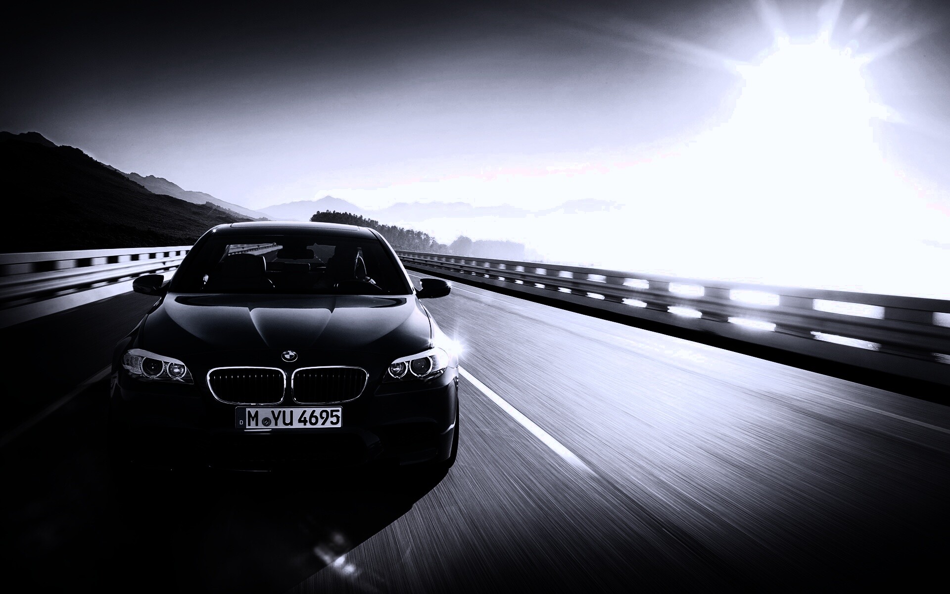 Синий БМВ на дороге обои