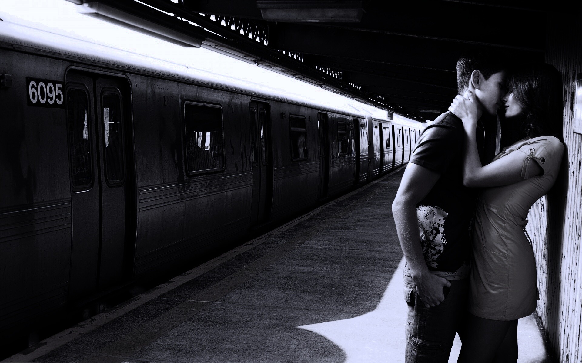 Прощание на станции метро обои