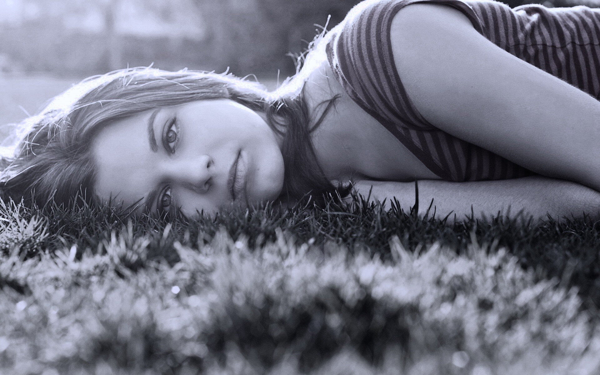 Девушка на траве обои
