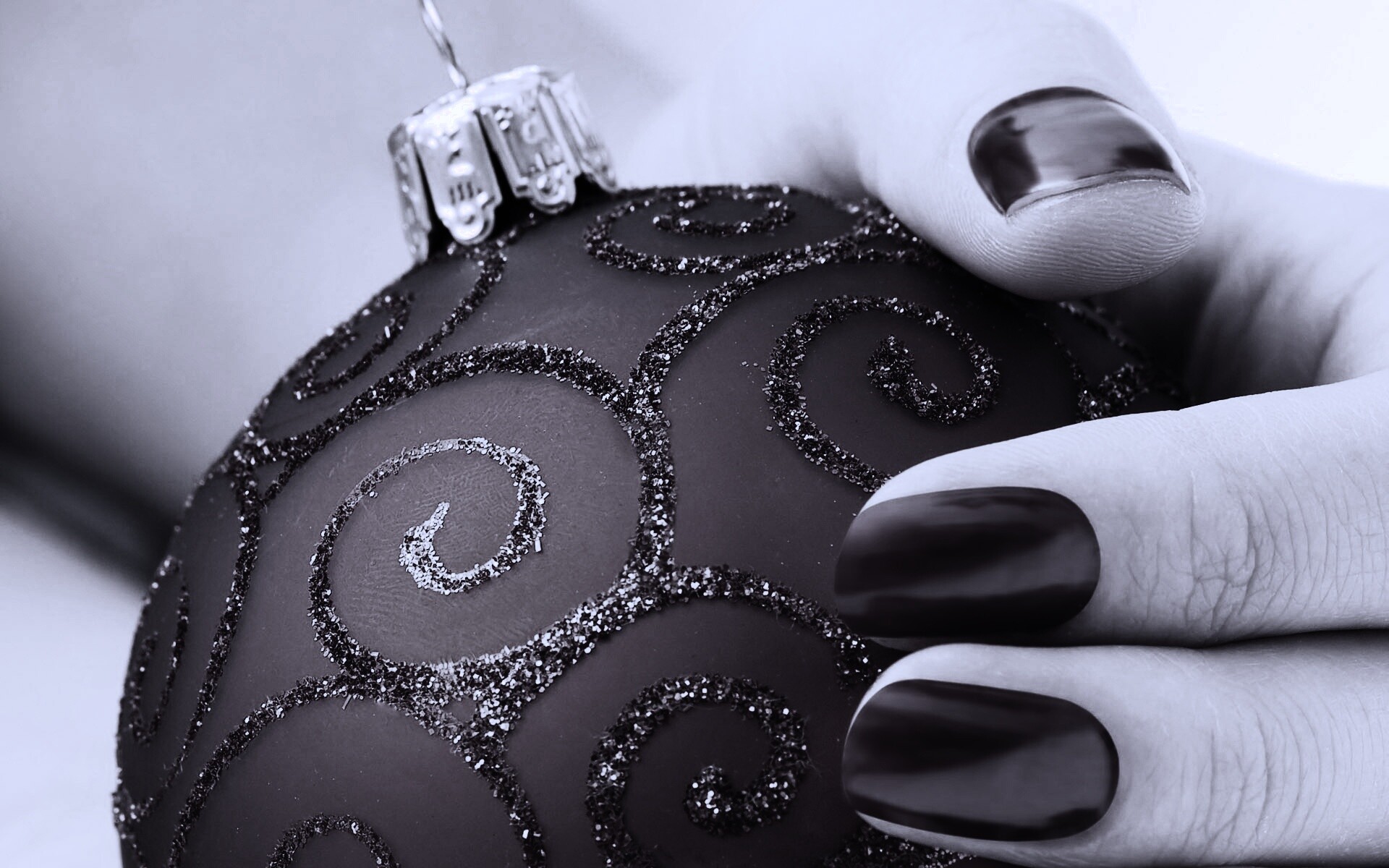 Елочная игрушка в руке обои